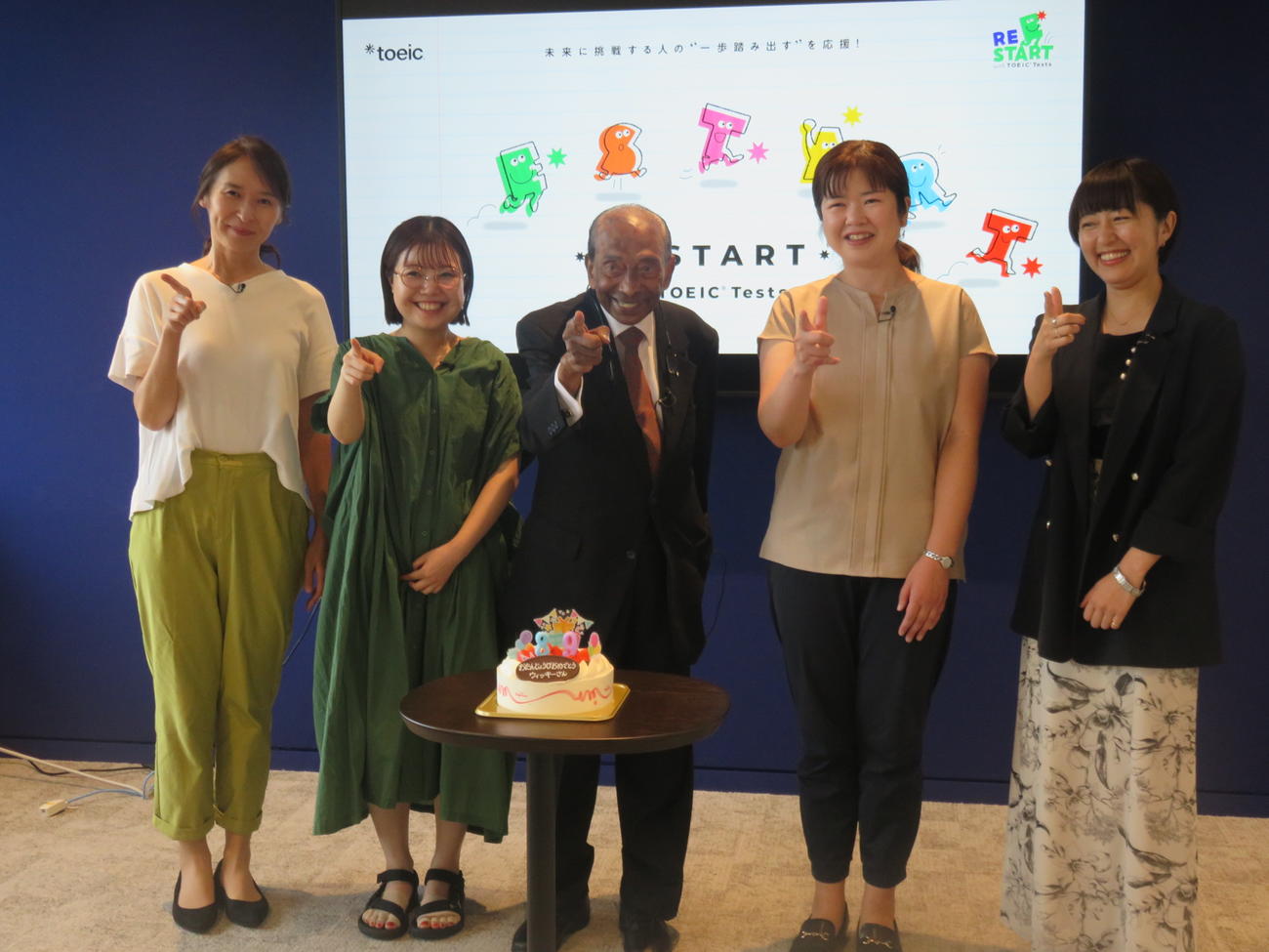イベント参加者たちと「ズームイン！」ポーズを決めるウィッキーさん