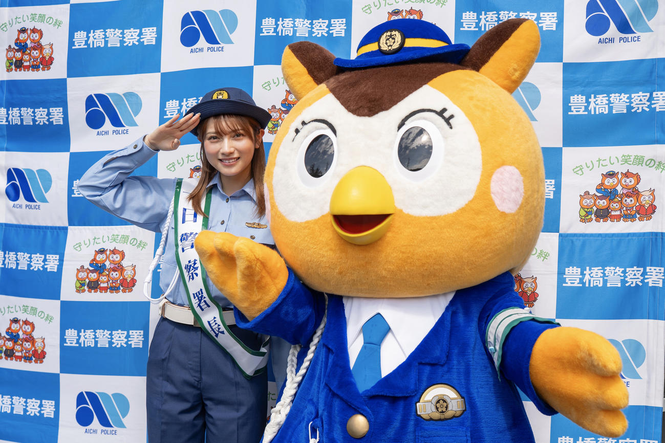 豊橋警察署一日署長を務めた桃月なしこ