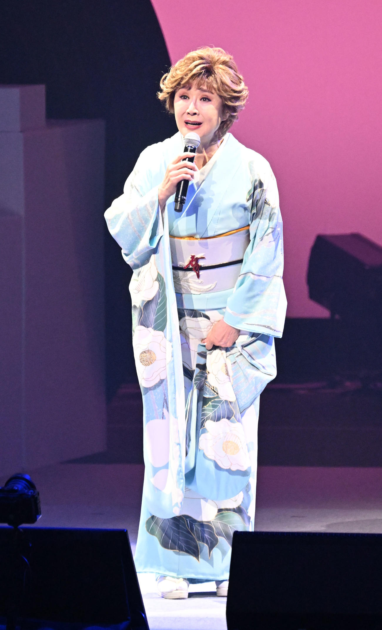 「令和・歌の祭典2025」で歌唱する小林幸子（撮影・千葉一成）