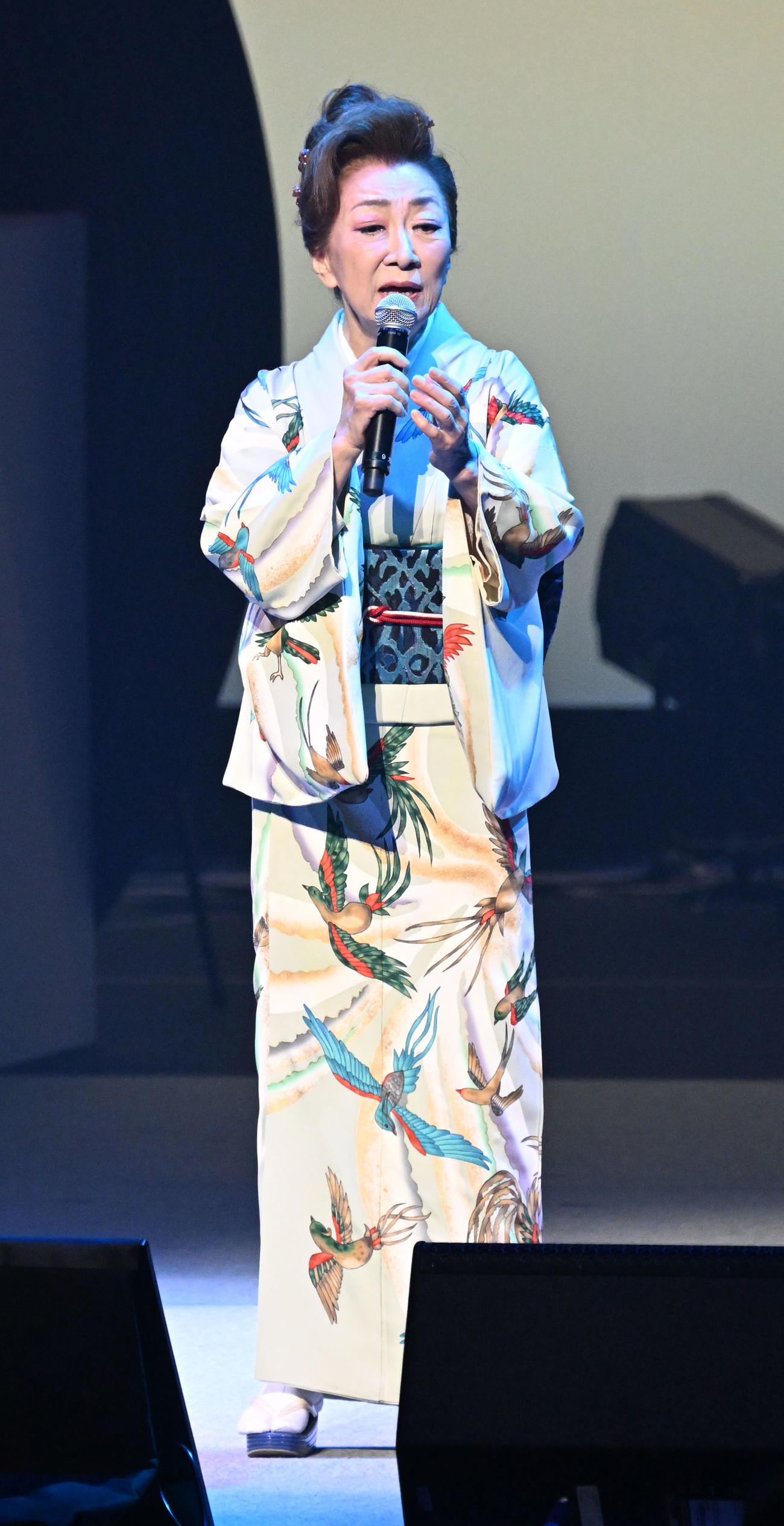 「令和・歌の祭典2025」で歌唱する大月みやこ（撮影・千葉一成）