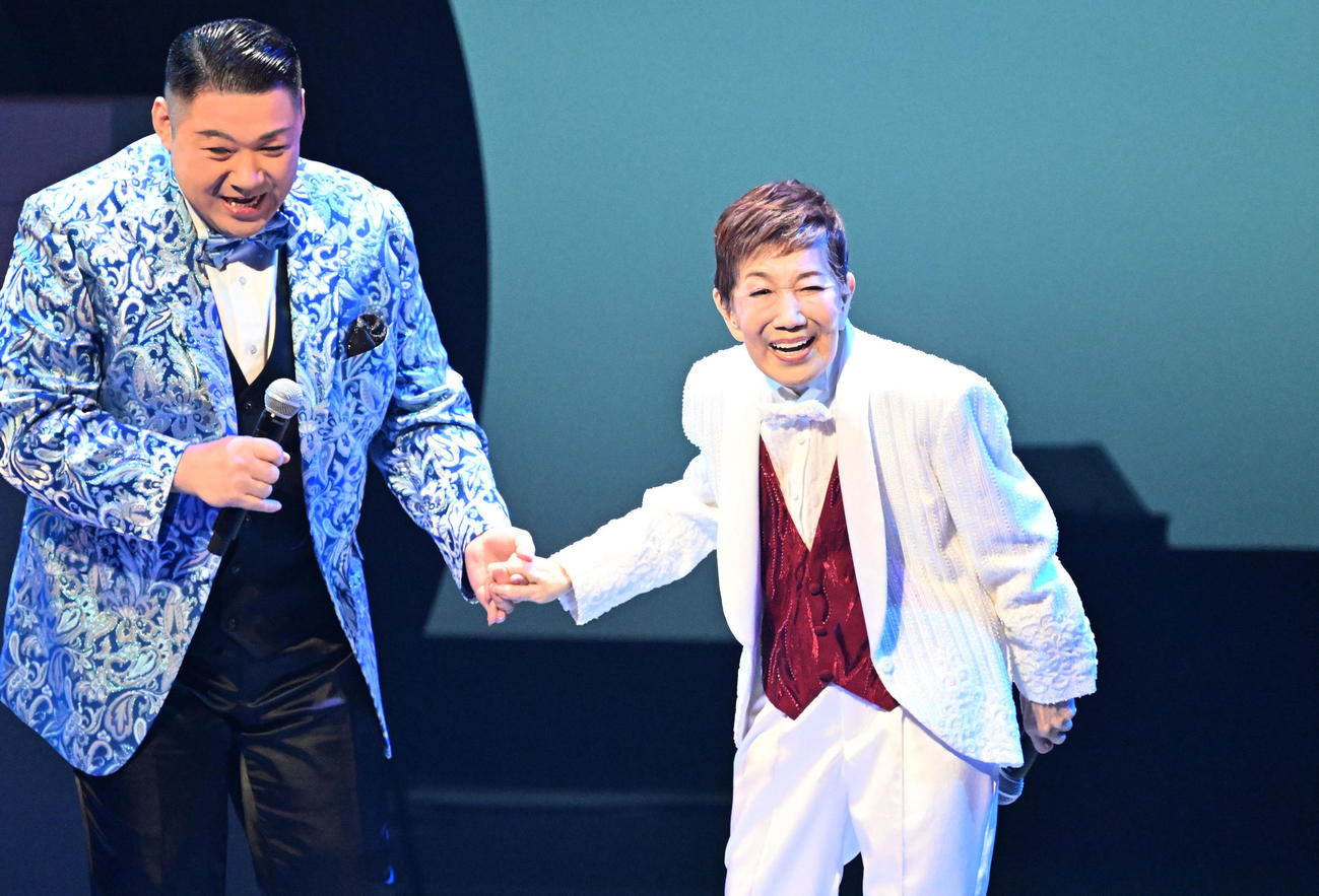 「令和・歌の祭典2025」で歌唱する水前寺清子。左は大江裕（撮影・千葉一成）