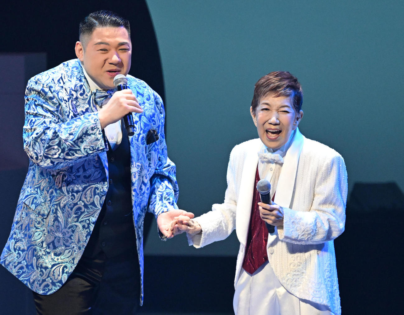 「令和・歌の祭典2025」で大江裕（左）と歌唱する水前寺清子（撮影・千葉一成）