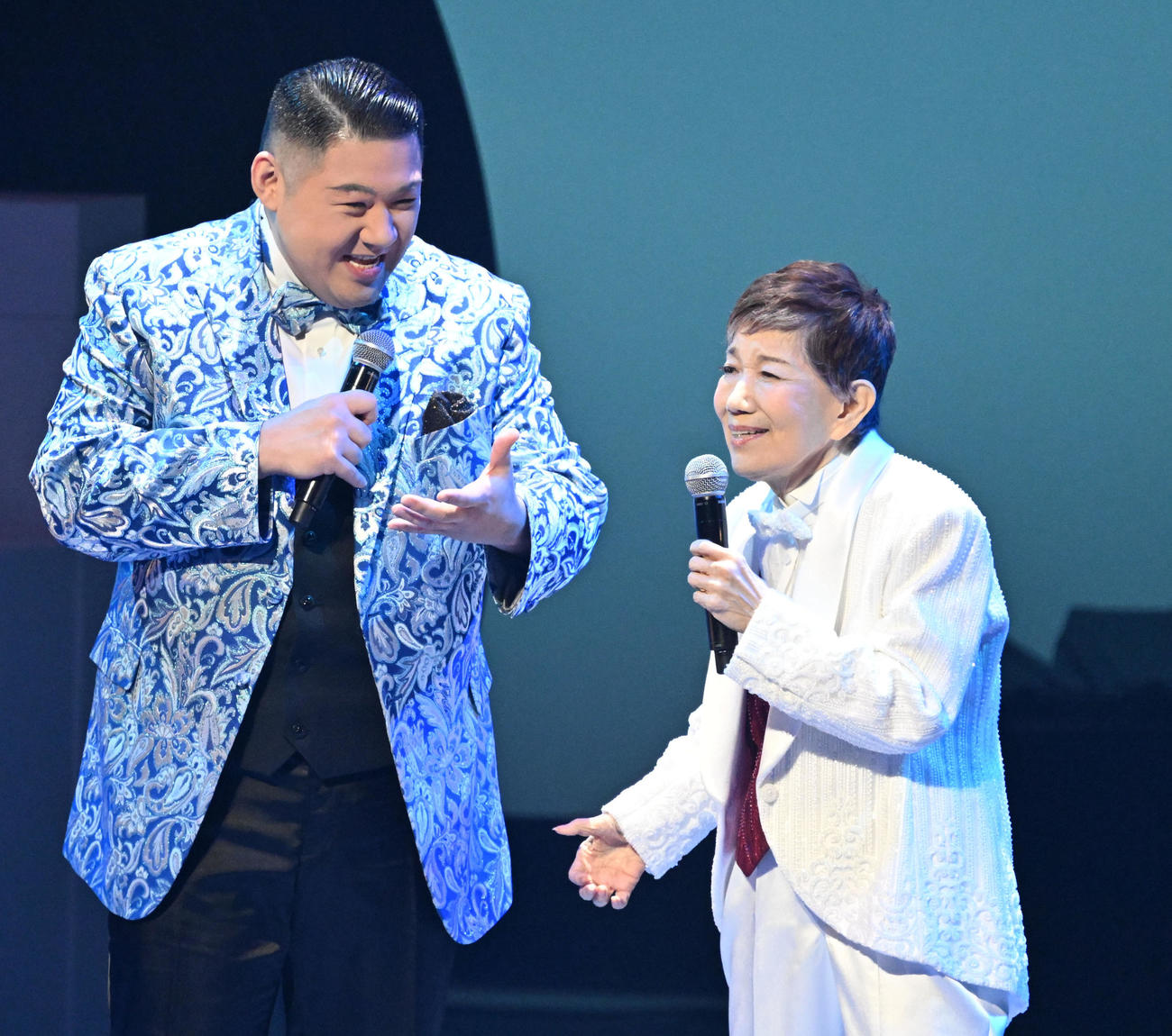 「令和・歌の祭典2025」で大江裕（左）と歌唱する水前寺清子（撮影・千葉一成）