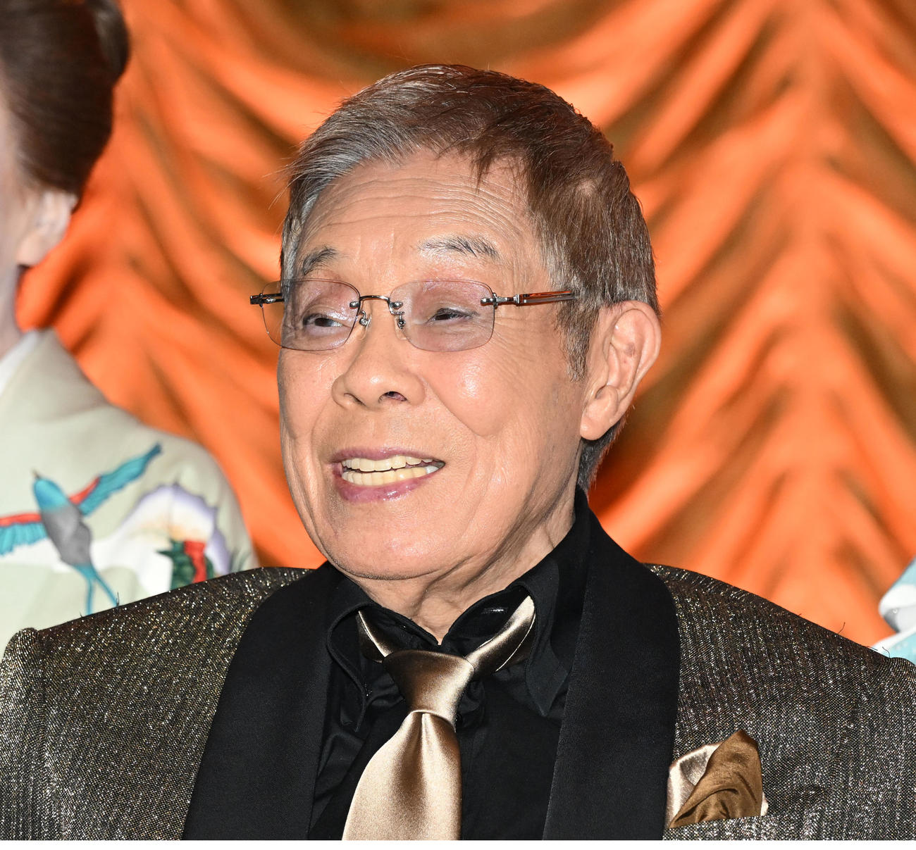 公演を前に記念撮影に応じる北島三郎（撮影・千葉一成）