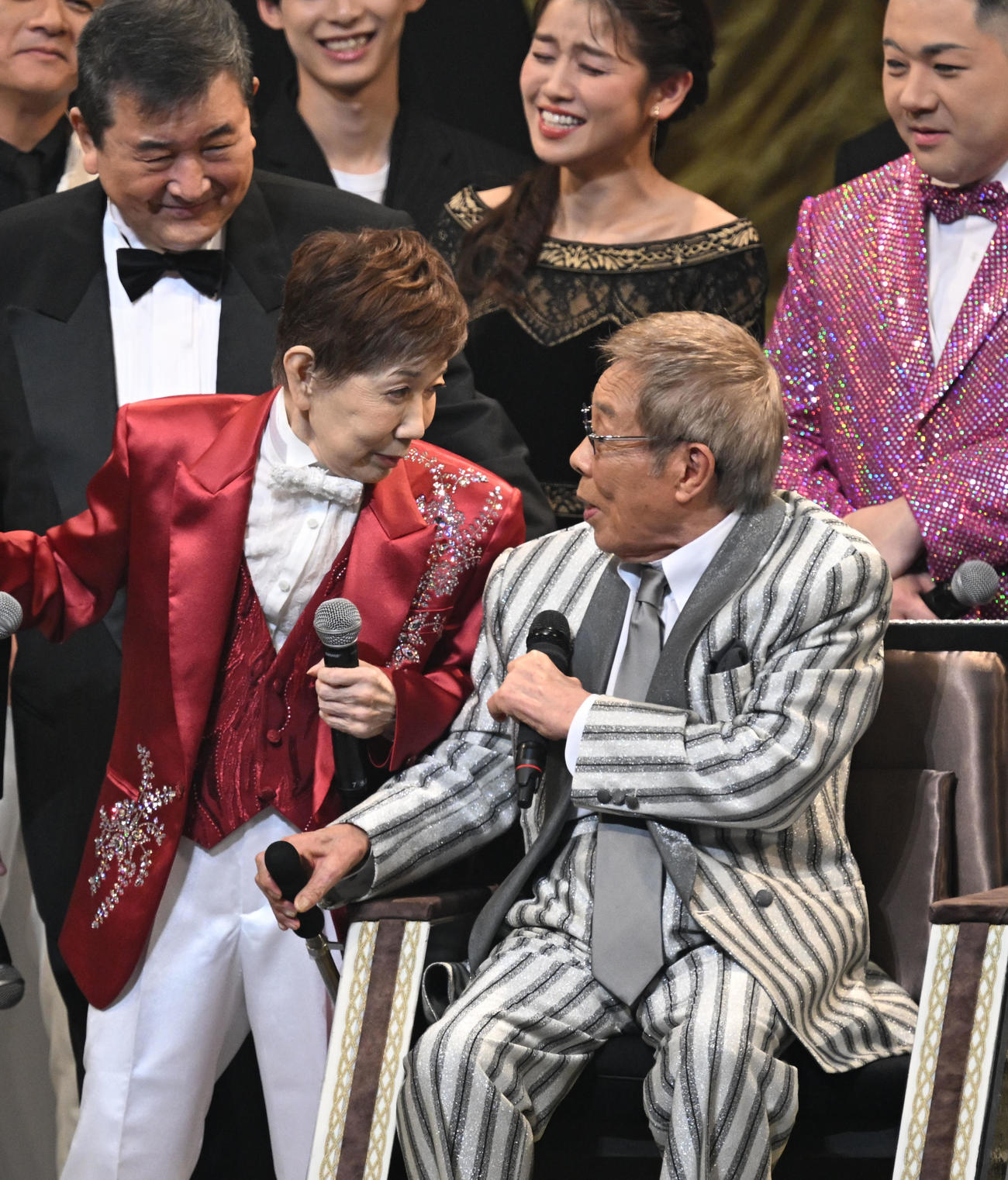 「令和・歌の祭典2025」で顔をつき合わせせて話す北島三郎（手前右）と水前寺清子（撮影・千葉一成）