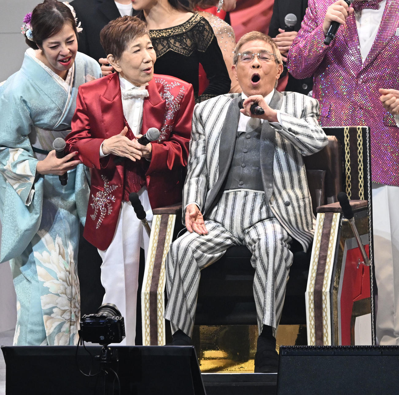 「令和・歌の祭典2025」で出演者全員で「まつり」を熱唱する北島三郎（右）と水前寺清子（中央）ら（撮影・千葉一成）
