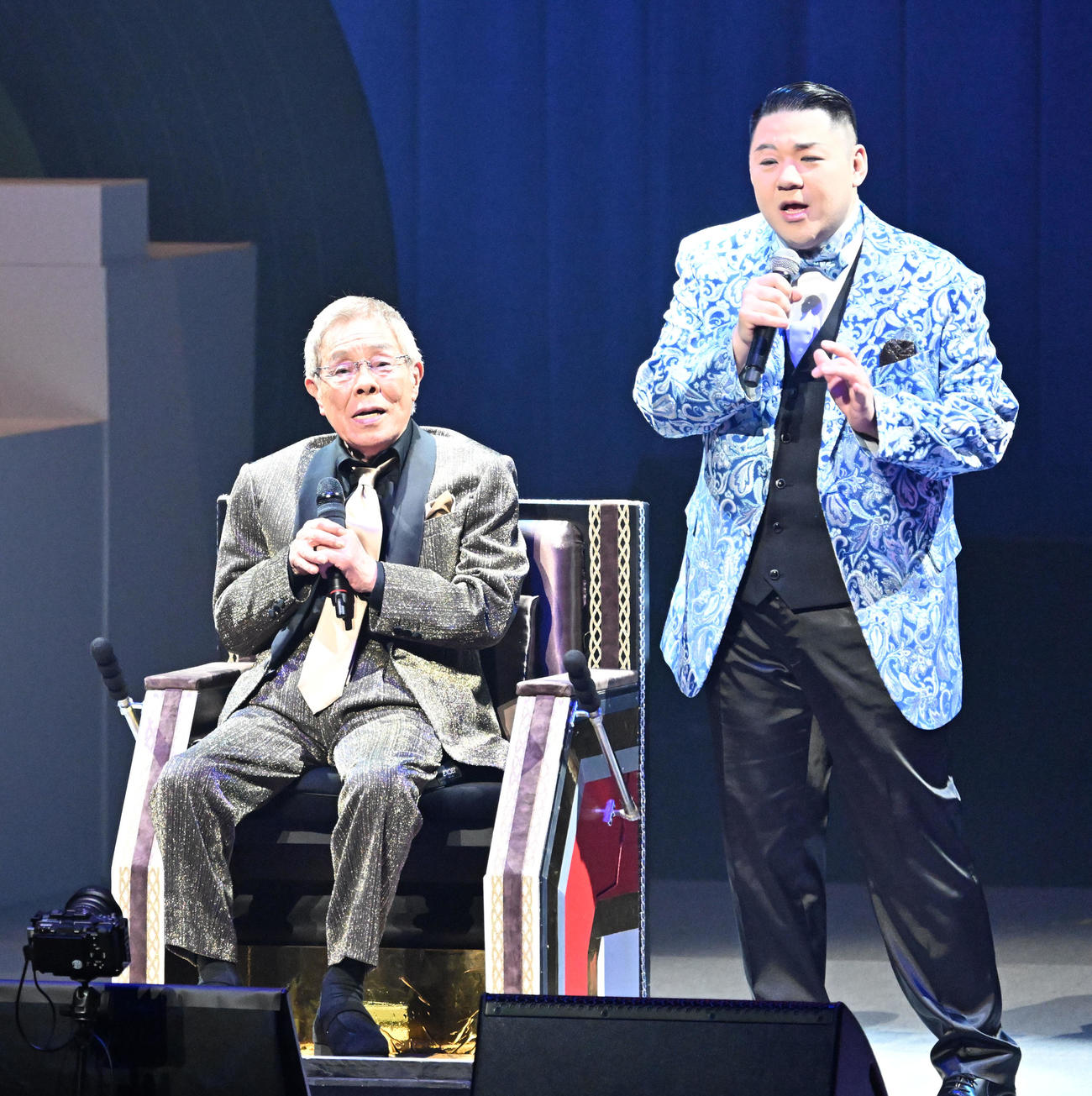 「令和・歌の祭典2025」で大江裕（右）と歌唱する北島三郎（撮影・千葉一成）