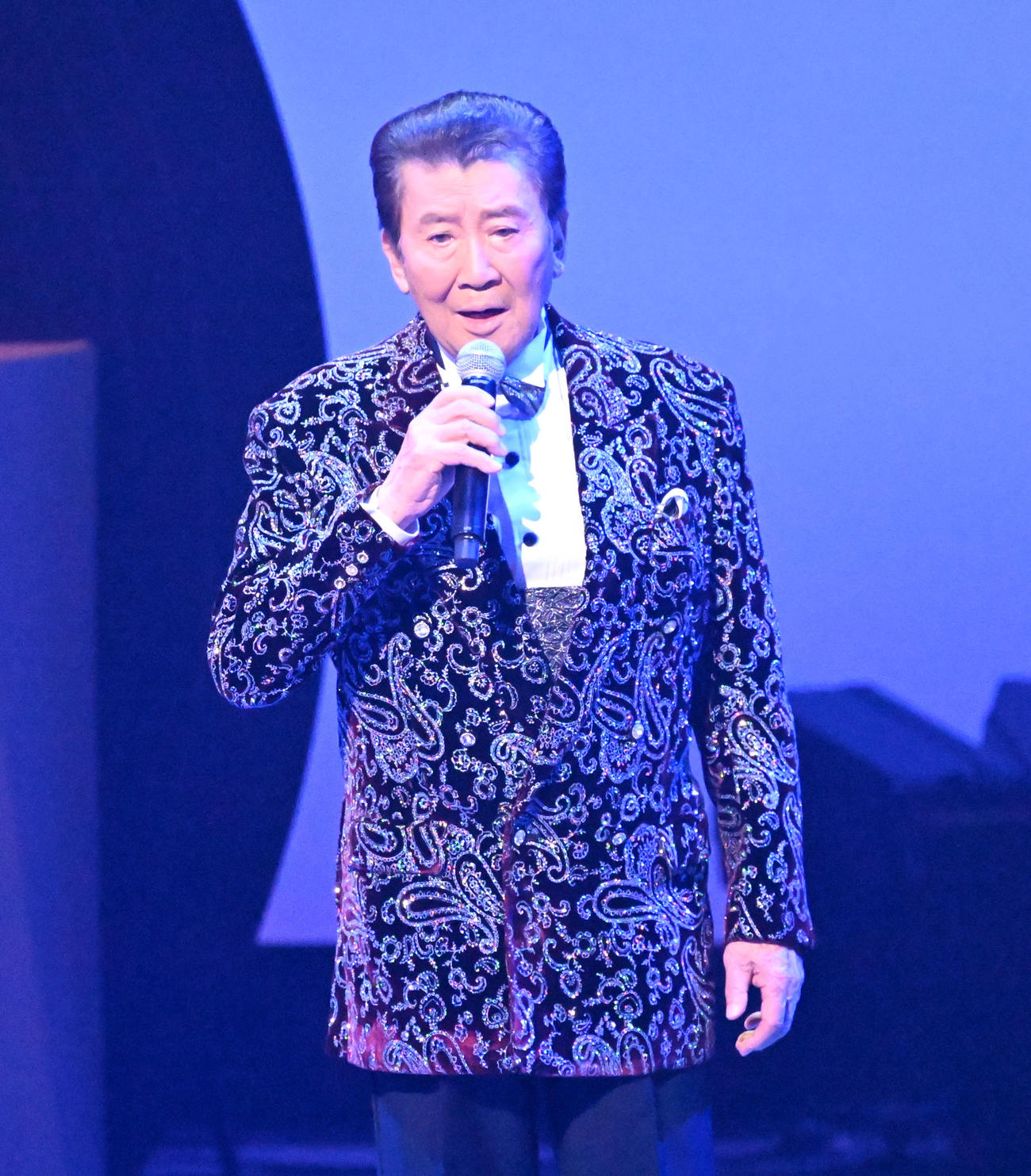 「令和・歌の祭典2025」で歌唱する里見浩太朗（撮影・千葉一成）