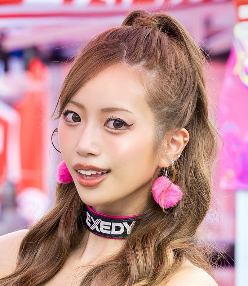 へそ出しコスチュームを公開した央川かこ（央川かこのインスタグラムから）