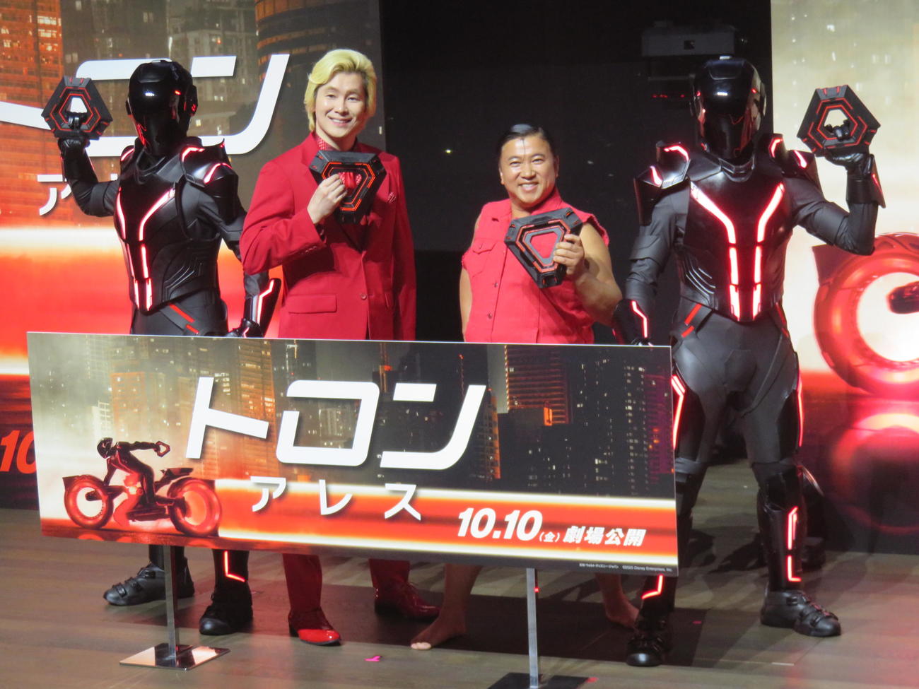 映画「トロン：アレス」東京侵食ナイトに登場したカズレーザー（左）とスギちゃん