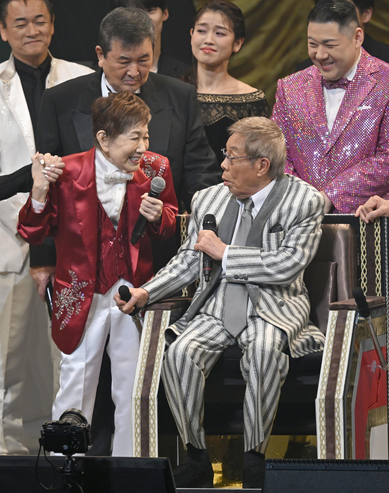 「令和・歌の祭典2025」で話す北島三郎（手前右）と水前寺清子（撮影・千葉一成）