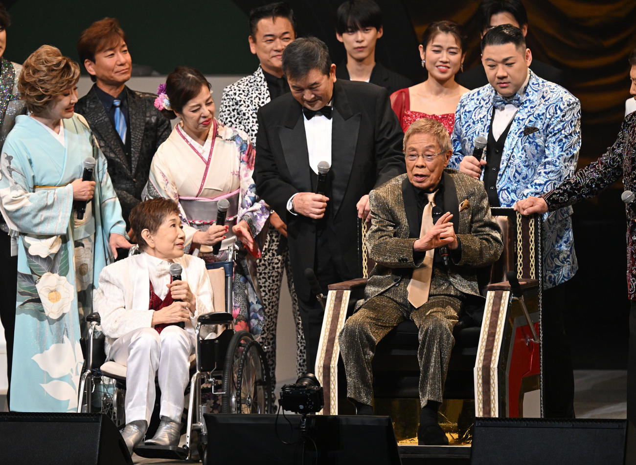「令和・歌の祭典2025」に登場した北島三郎（前列右）ら出演者（撮影・千葉一成）