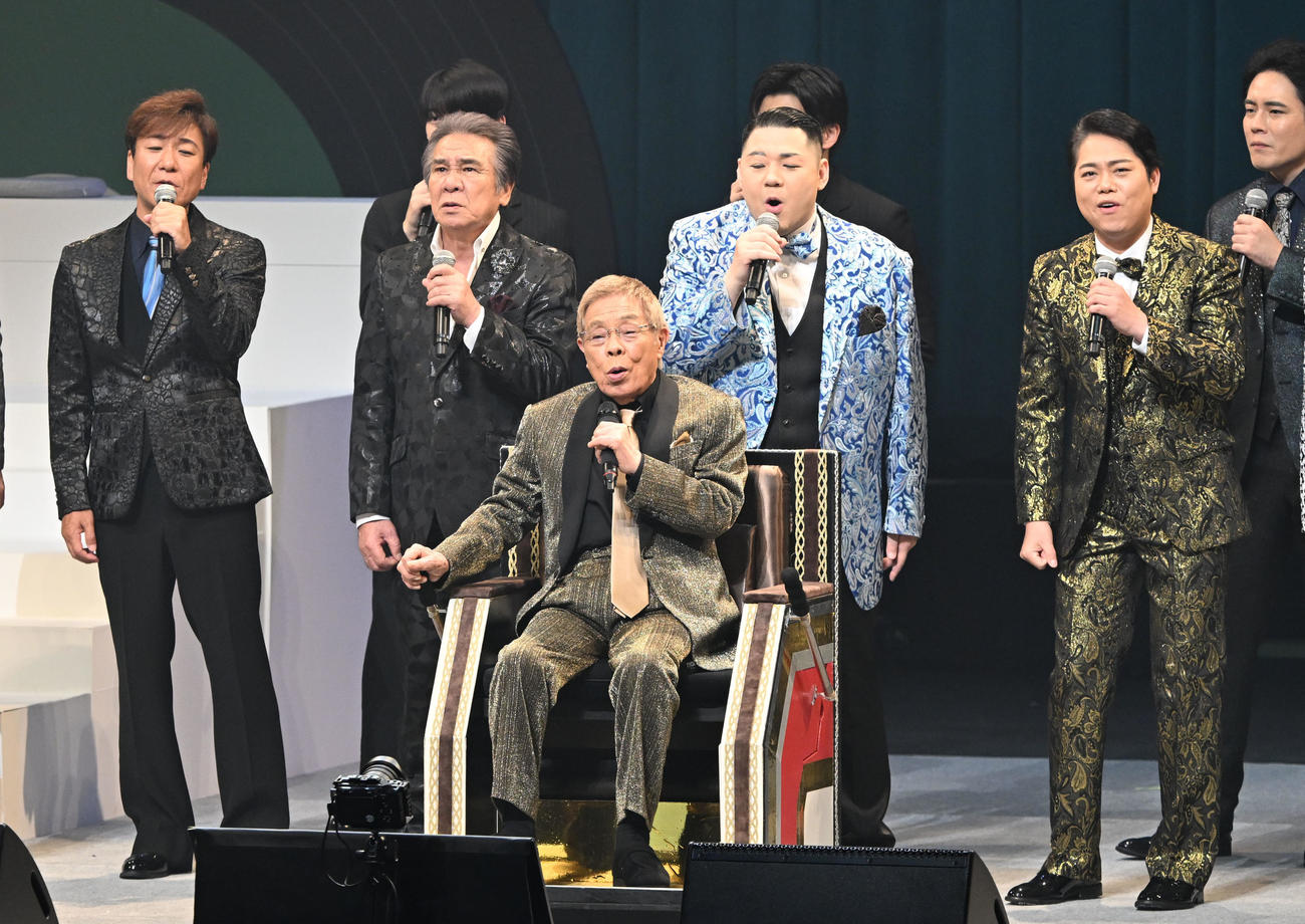 「令和・歌の祭典2025」に登場した北島三郎ら出演者（撮影・千葉一成）