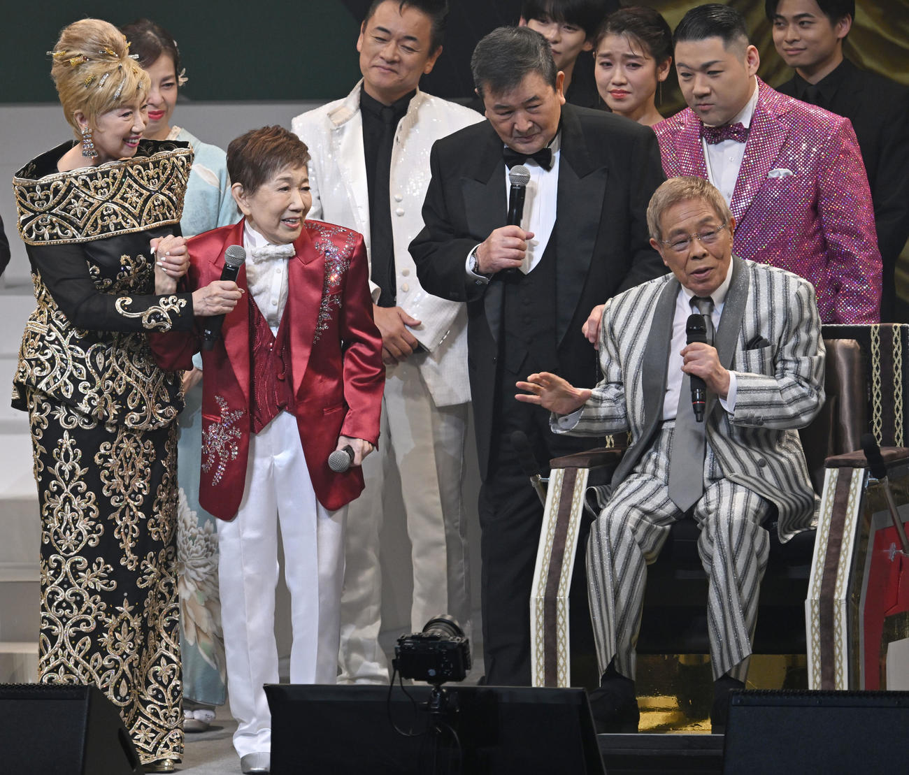 「令和・歌の祭典2025」に登場した北島三郎（手前右から3人目）ら出演者。左から3人目は水前寺清子（撮影・千葉一成）