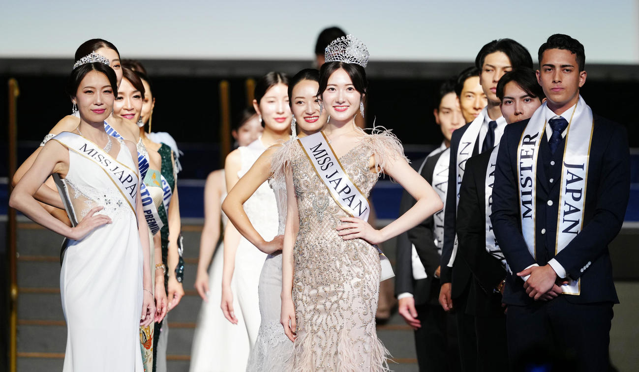 「2025ミス・ジャパン」日本大会でグランプリに輝いた神奈川県代表の仲道真理子さん（中央）ら。左は「2025ミス・ジャパン・プレミアム」日本大会グランプリの宮崎県代表の阿部真美さん、右は「2025ミスター・ジャパン」日本大会グランプリの広島県代表のエレメンティマルチェッロ侃さん（撮影・江口和貴）