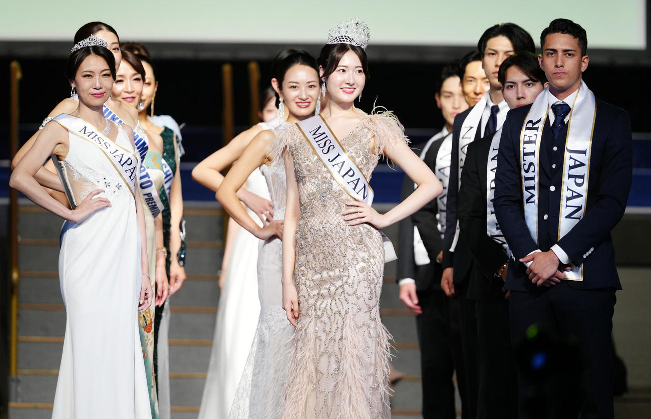 「2025ミス・ジャパン」日本大会でグランプリに輝いた神奈川県代表の仲道真理子さん（中央）ら。左は「2025ミス・ジャパン・プレミアム」日本大会グランプリの宮崎県代表の阿部真美さん、右は「2025ミスター・ジャパン」日本大会グランプリの広島県代表のエレメンティマルチェッロ侃さん（撮影・江口和貴）