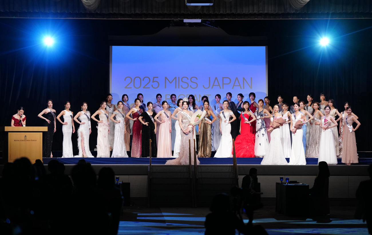 「2025ミス・ジャパン」日本大会でグランプリに輝いた神奈川県代表の仲道真理子さん（中央）（撮影・江口和貴）