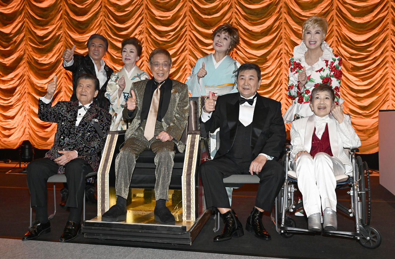 公演を前に記念撮影に応じる、前列左から里見浩太朗、北島三郎、小林旭、水前寺清子、後列左から鳥羽一郎、大月みやこ、小林幸子、瀬川瑛子（撮影・千葉一成）