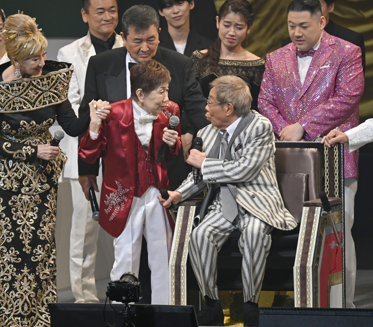 「令和・歌の祭典2025」で顔をつき合わせせて話す北島三郎（手前右）と水前寺清子（撮影・千葉一成）