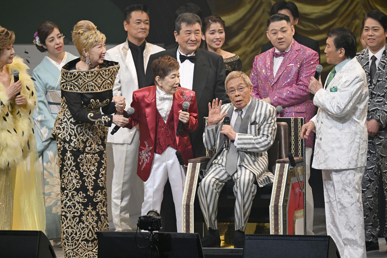 「令和・歌の祭典2025」に登場した北島三郎（手前右から2人目）、水前寺清子（同3人目）ら出演者（撮影・千葉一成）