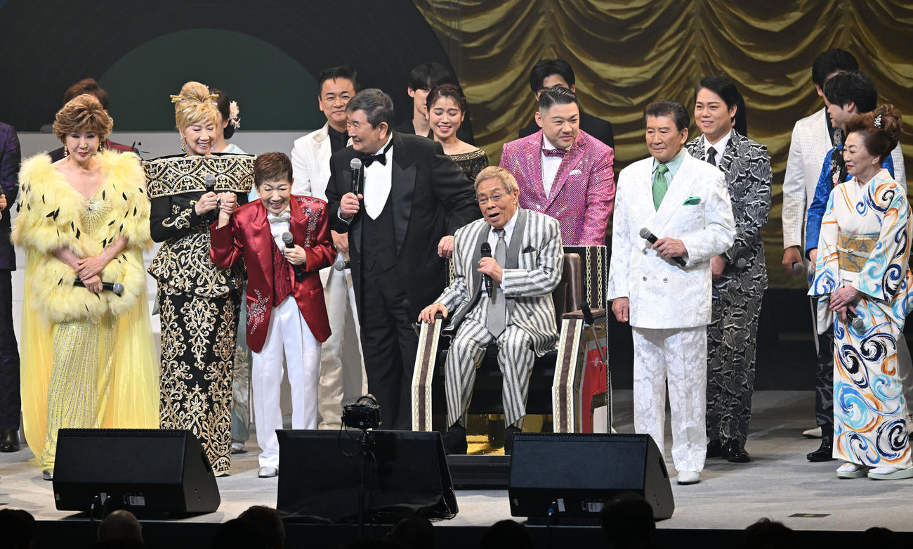 「令和・歌の祭典2025」に登場した北島三郎（手前右から3人目）ら出演者。左から3人目は水前寺清子（撮影・千葉一成）