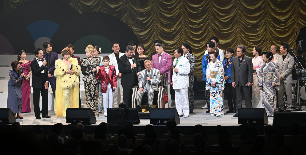 「令和・歌の祭典2025」に登場した北島三郎（中央）ら出演者（撮影・千葉一成）