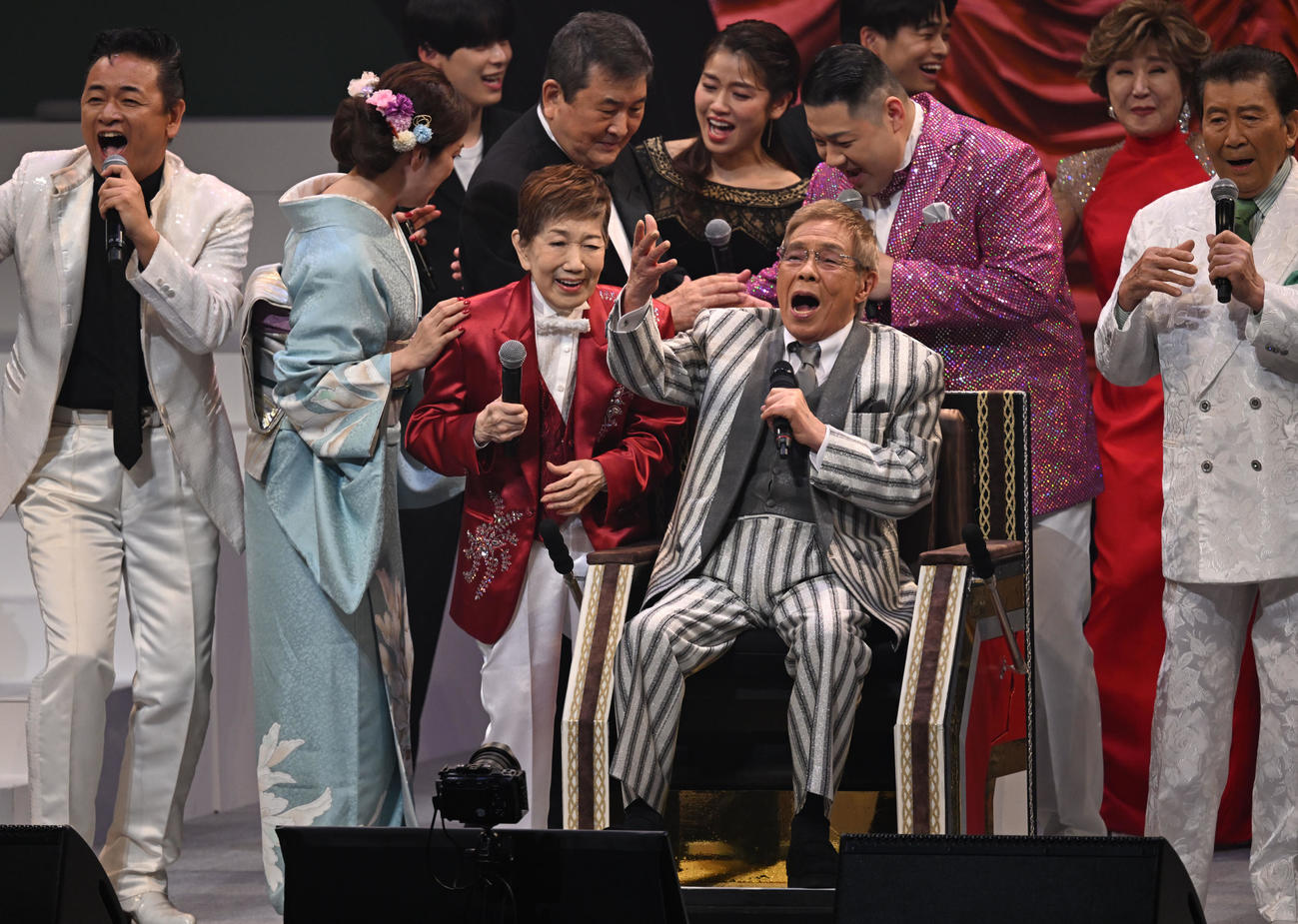 「令和・歌の祭典2025」で出演者全員で「まつり」を熱唱する北島三郎（手前右から2人目）と水前寺清子（同3人目）ら（撮影・千葉一成）