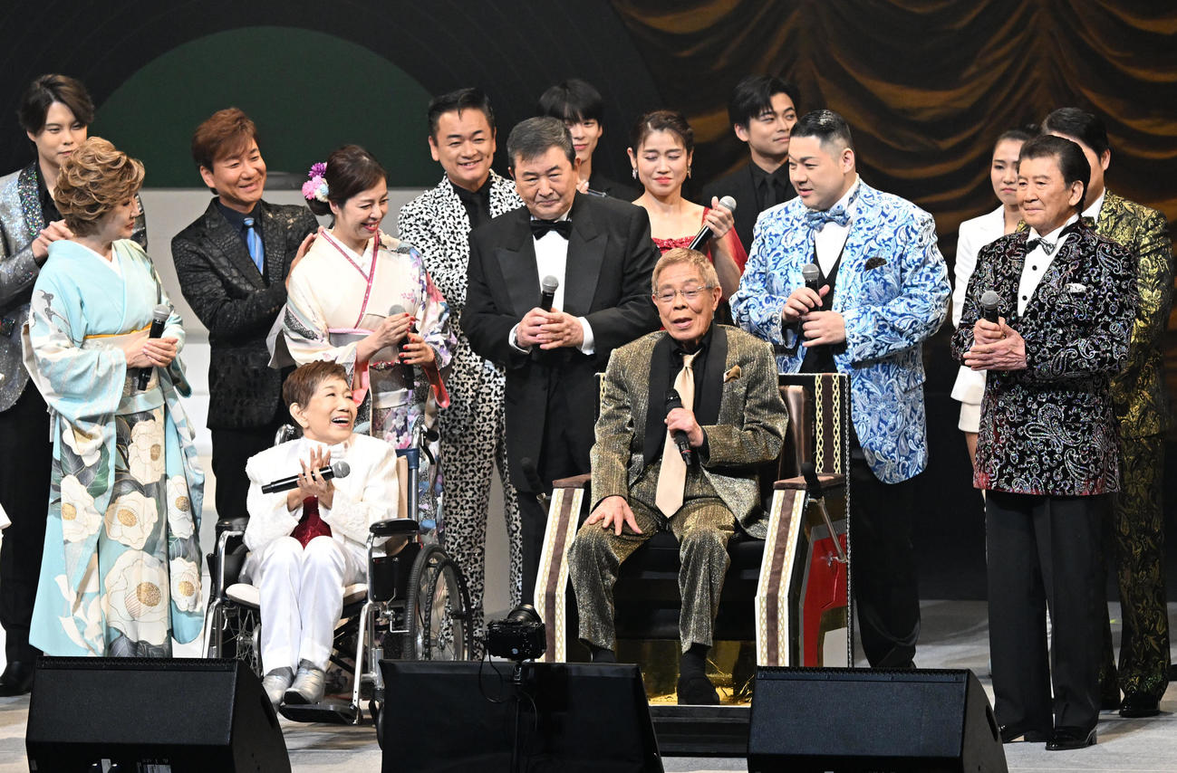 「令和・歌の祭典2025」に登場した北島三郎ら出演者（撮影・千葉一成）