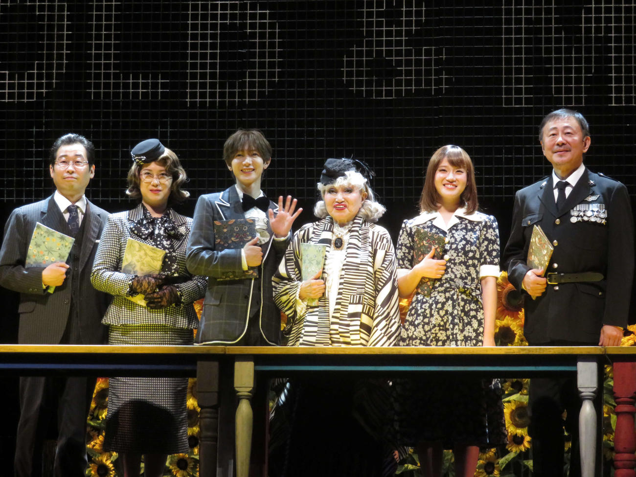 朗読劇「ハロルドとモード」ゲネプロ取材会に出席した、左から前野朋哉、和久井映見、七五三掛龍也、黒柳徹子、森迫永依、松尾貴史