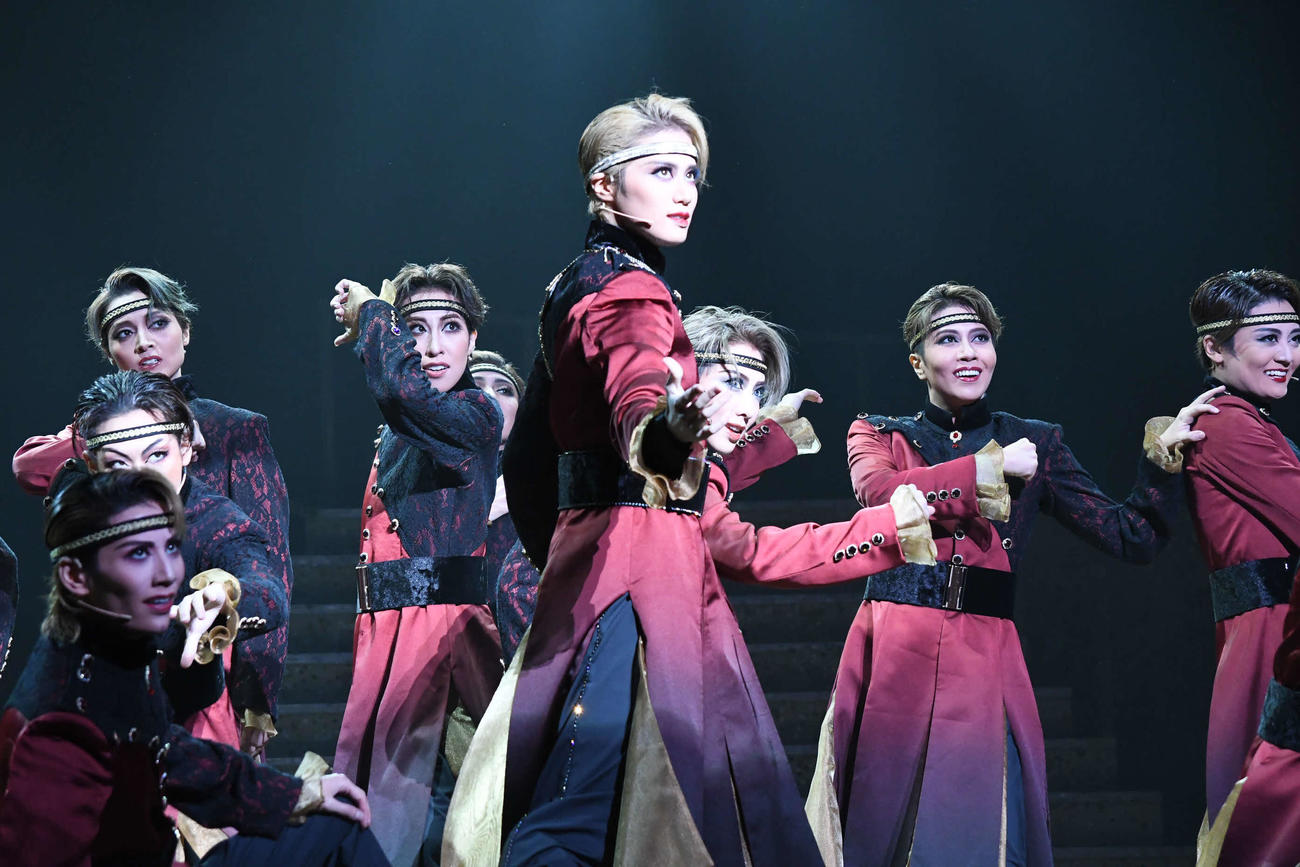 「アレクサンダー－天上の王国－」で男役を率い踊る天飛華音（写真中央）（撮影・阪口孝志）