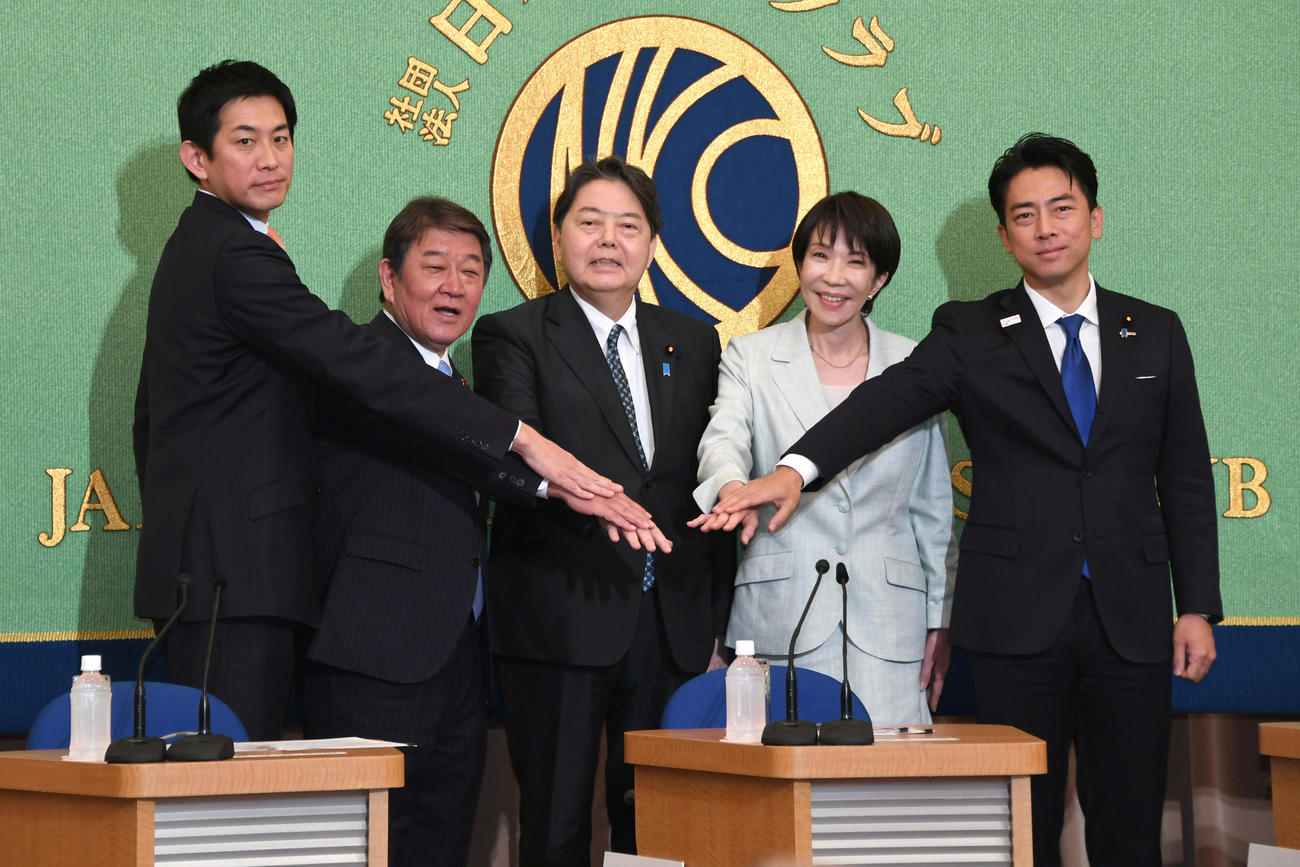 （左から）小林鷹之元経済安保相、茂木敏充前幹事長、林芳正官房長官、高市早苗前経済安保相、小泉進次郎農水相（代表撮影）＝25年9月24日