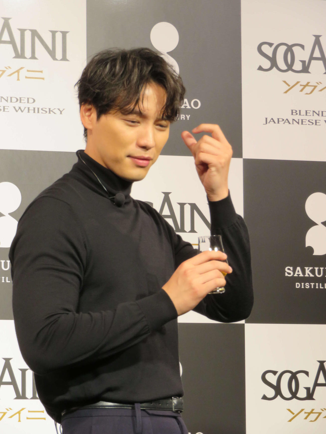 ブレンデッドジャパニーズウイスキーSOGAINIメディア発表会でウイスキーのにおいをかぐ福士蒼汰（撮影・村上幸将）