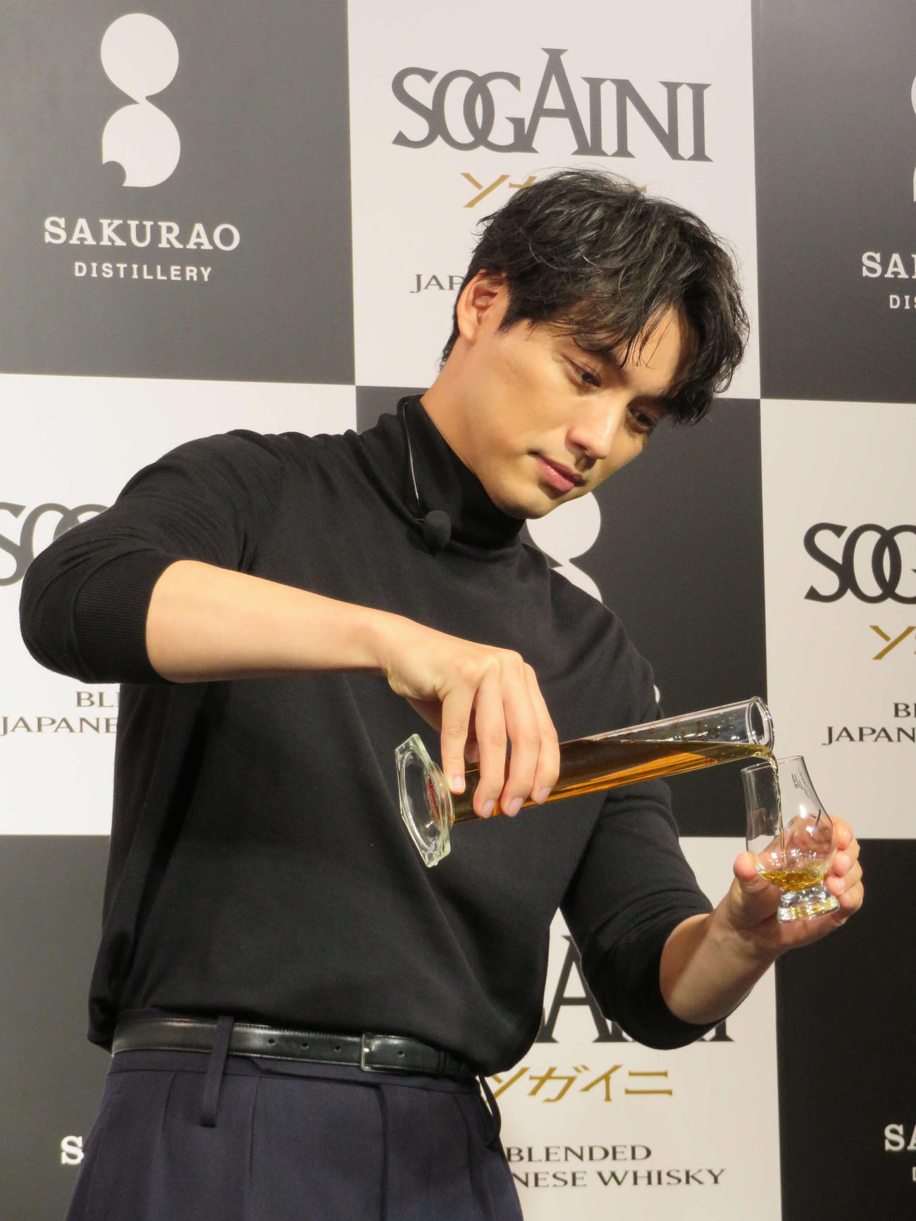 ブレンデッドジャパニーズウイスキーSOGAINIメディア発表会でウイスキーのブレンドを体験し、作り上げた“福士スペシャル”を注ぐ福士蒼汰（撮影・村上幸将）