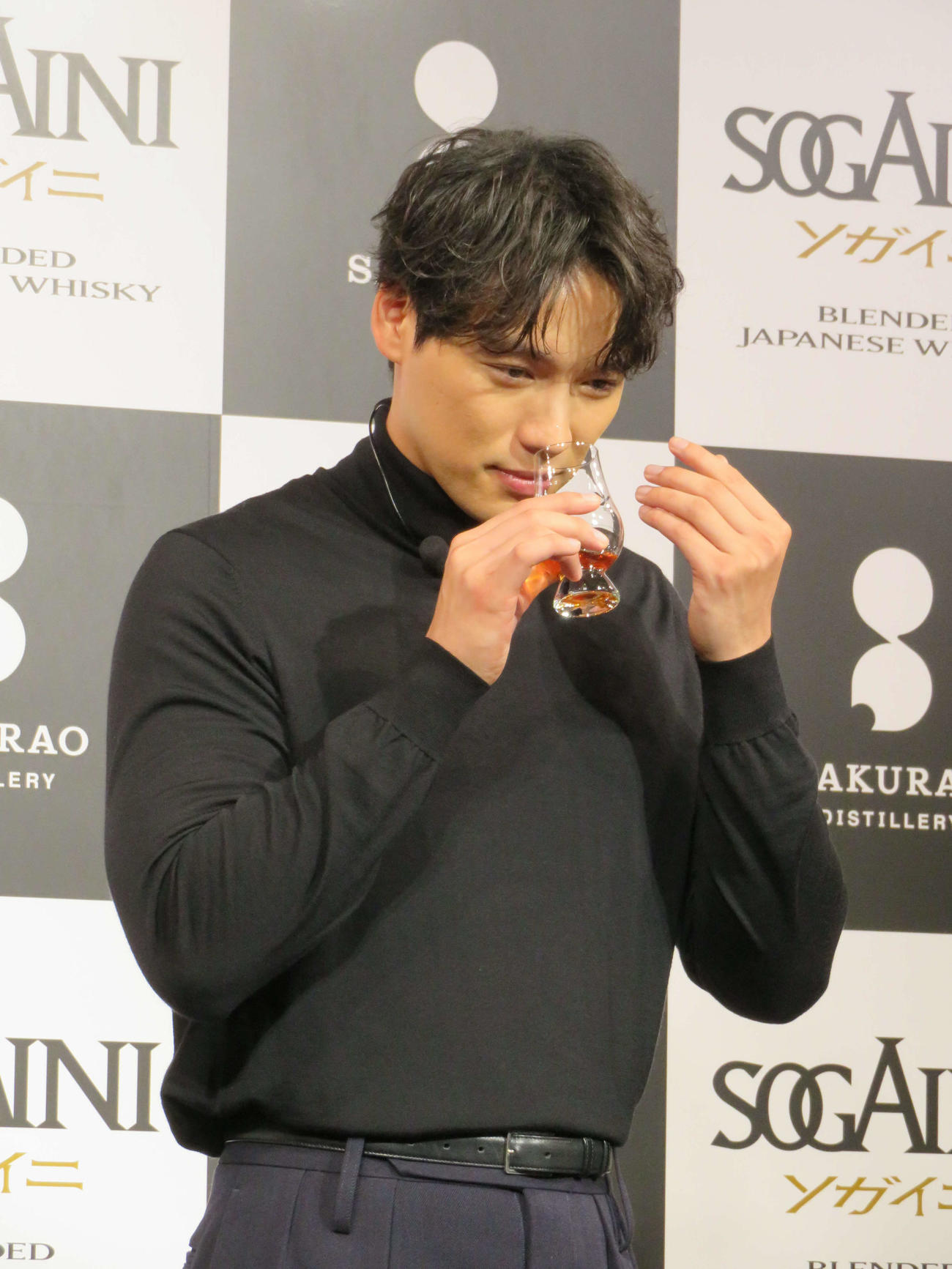 ブレンデッドジャパニーズウイスキーSOGAINIメディア発表会でウイスキーのにおいをかぐ福士蒼汰（撮影・村上幸将）