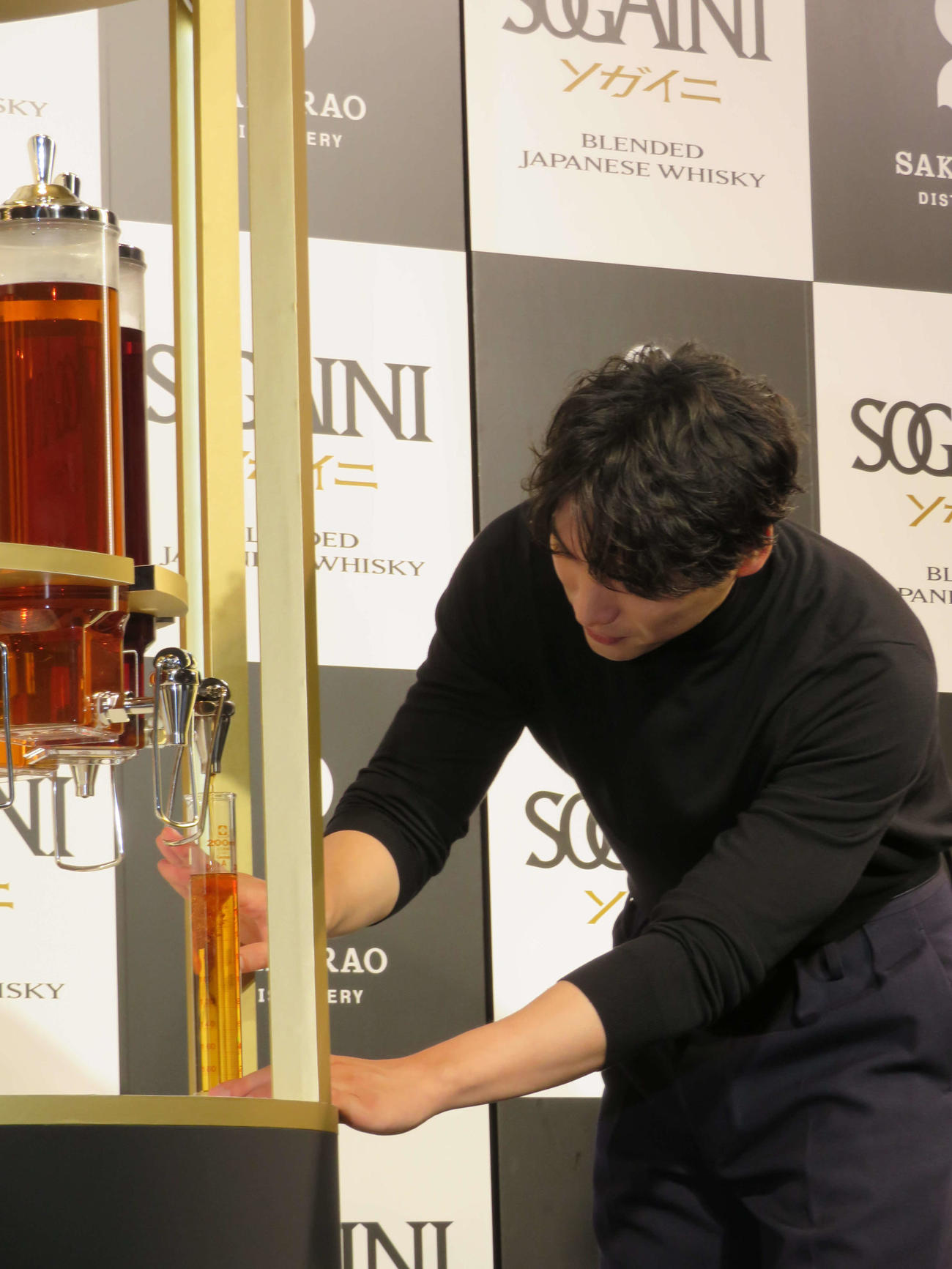 ブレンデッドジャパニーズウイスキーSOGAINIメディア発表会でウイスキーのブレンドを体験する福士蒼汰（撮影・村上幸将）