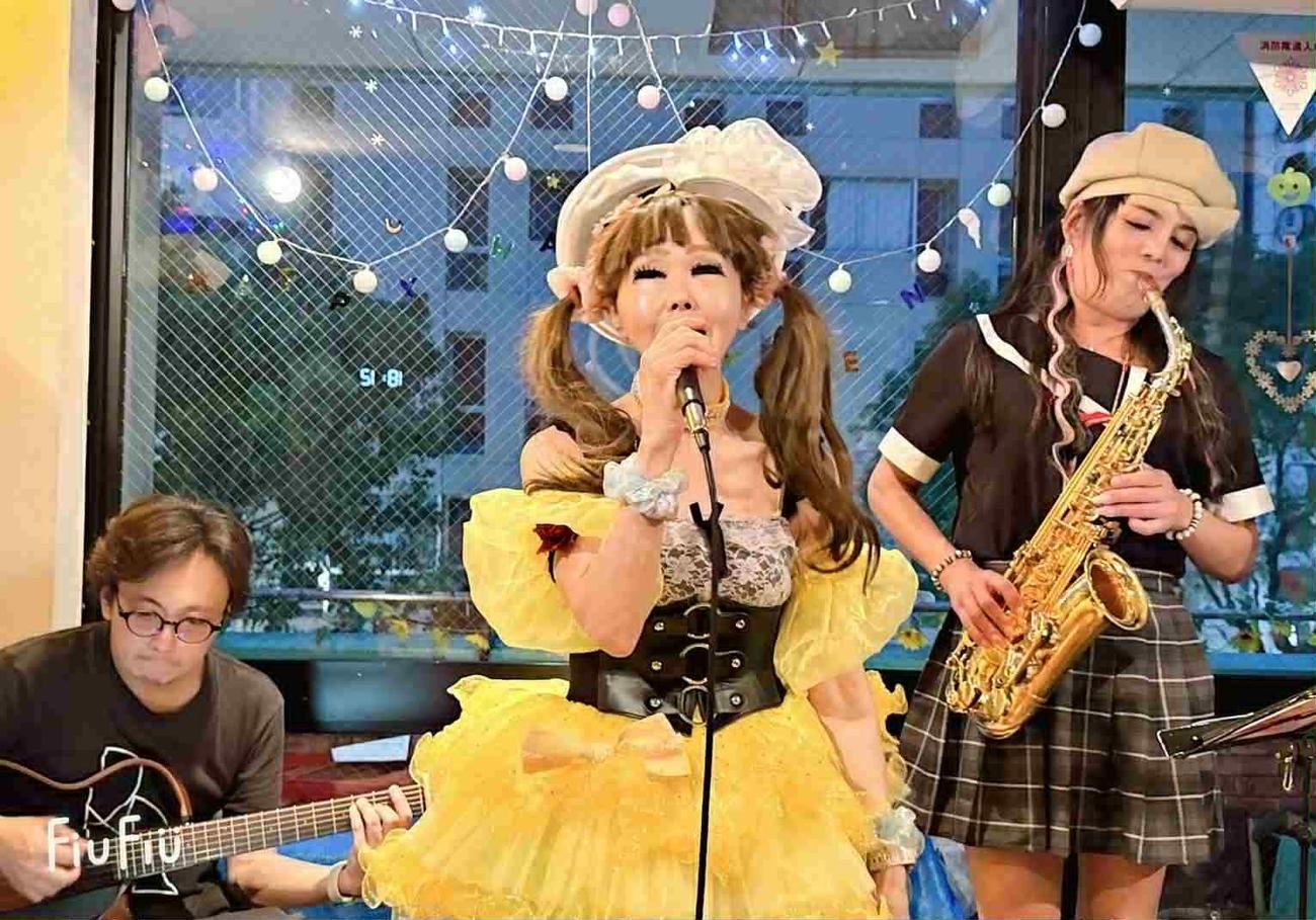 「よさこい☆ひとみん」で熱唱する恵中瞳