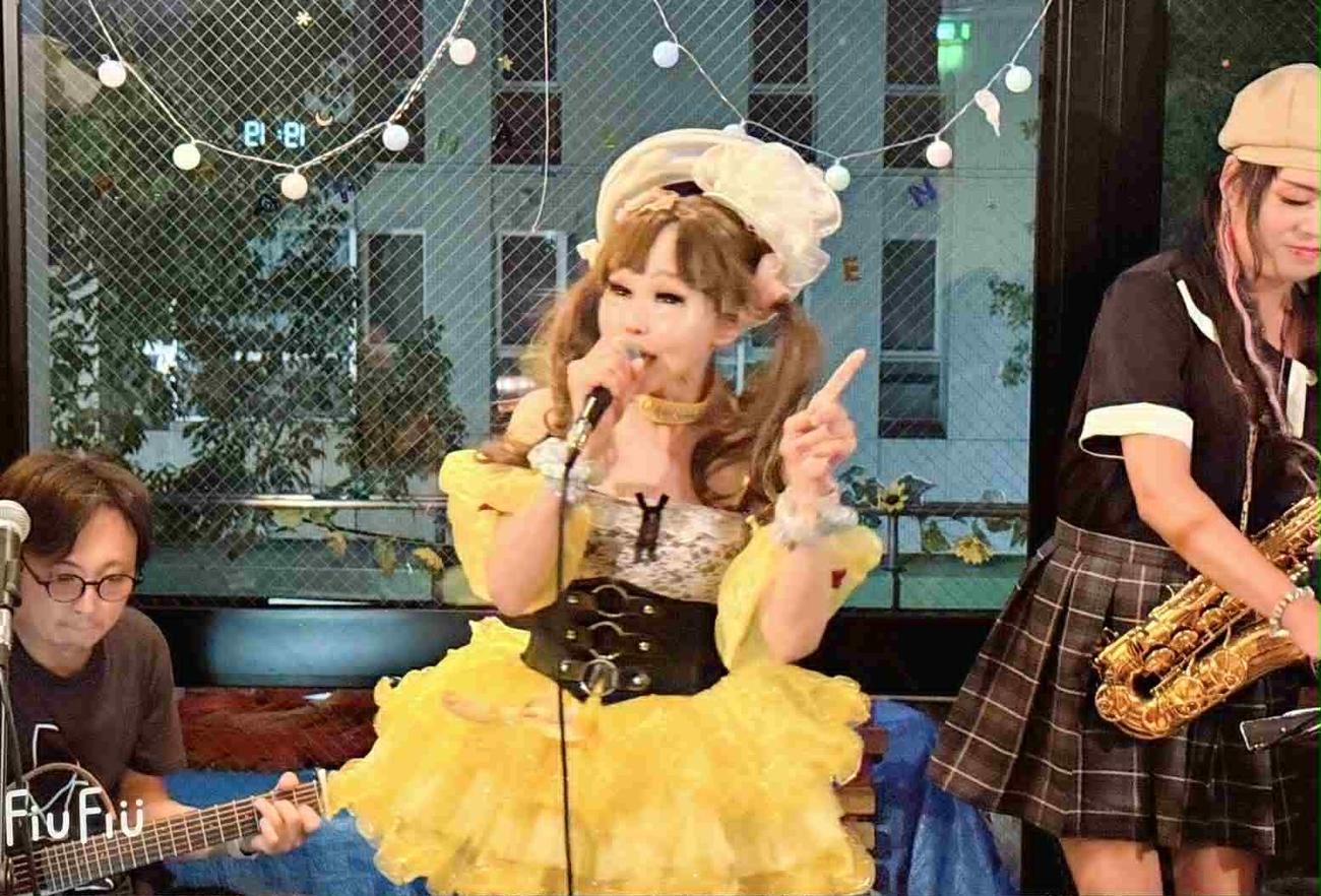 「よさこい☆ひとみん」で熱唱する恵中瞳