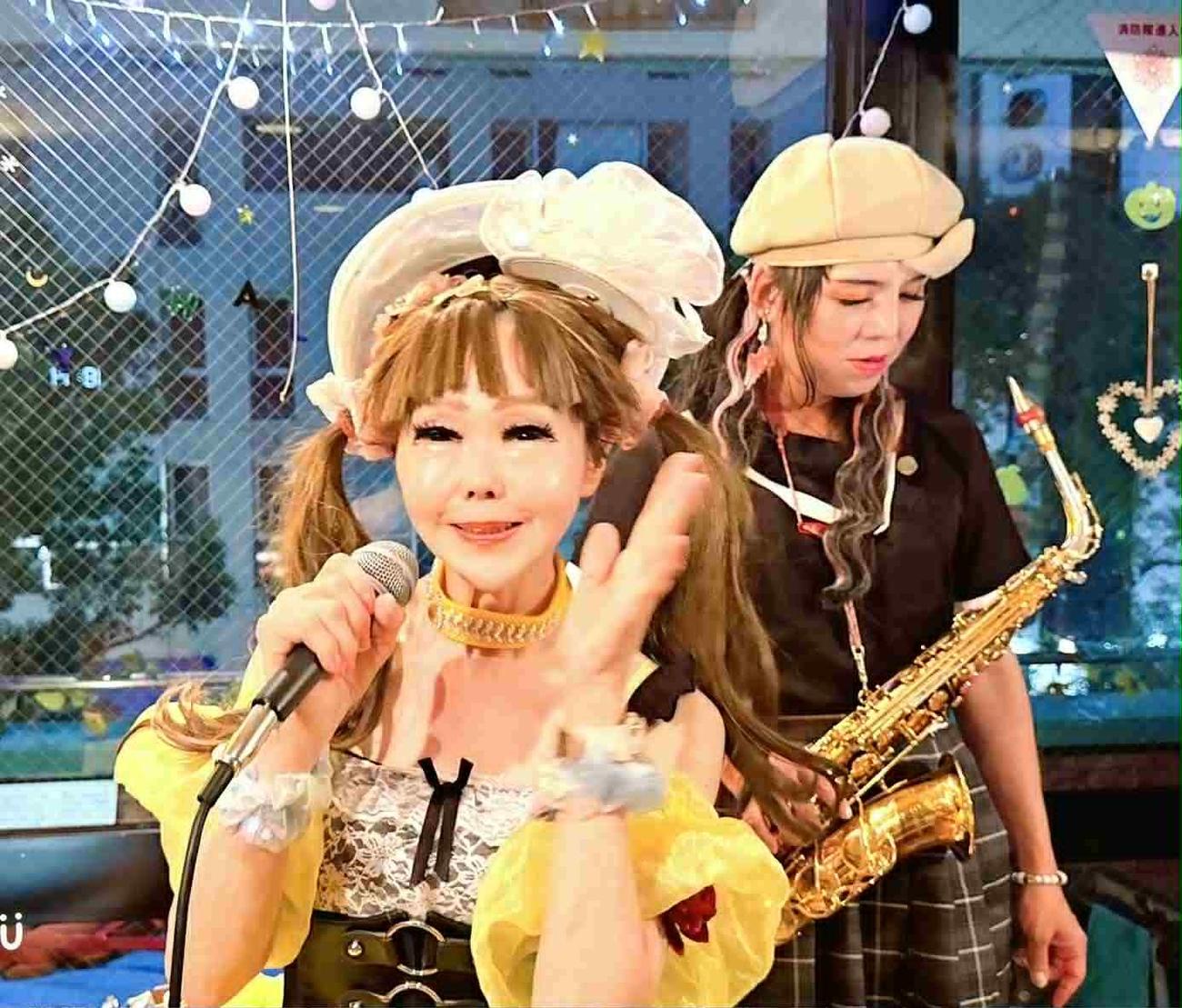 「よさこい☆ひとみん」で熱唱する恵中瞳
