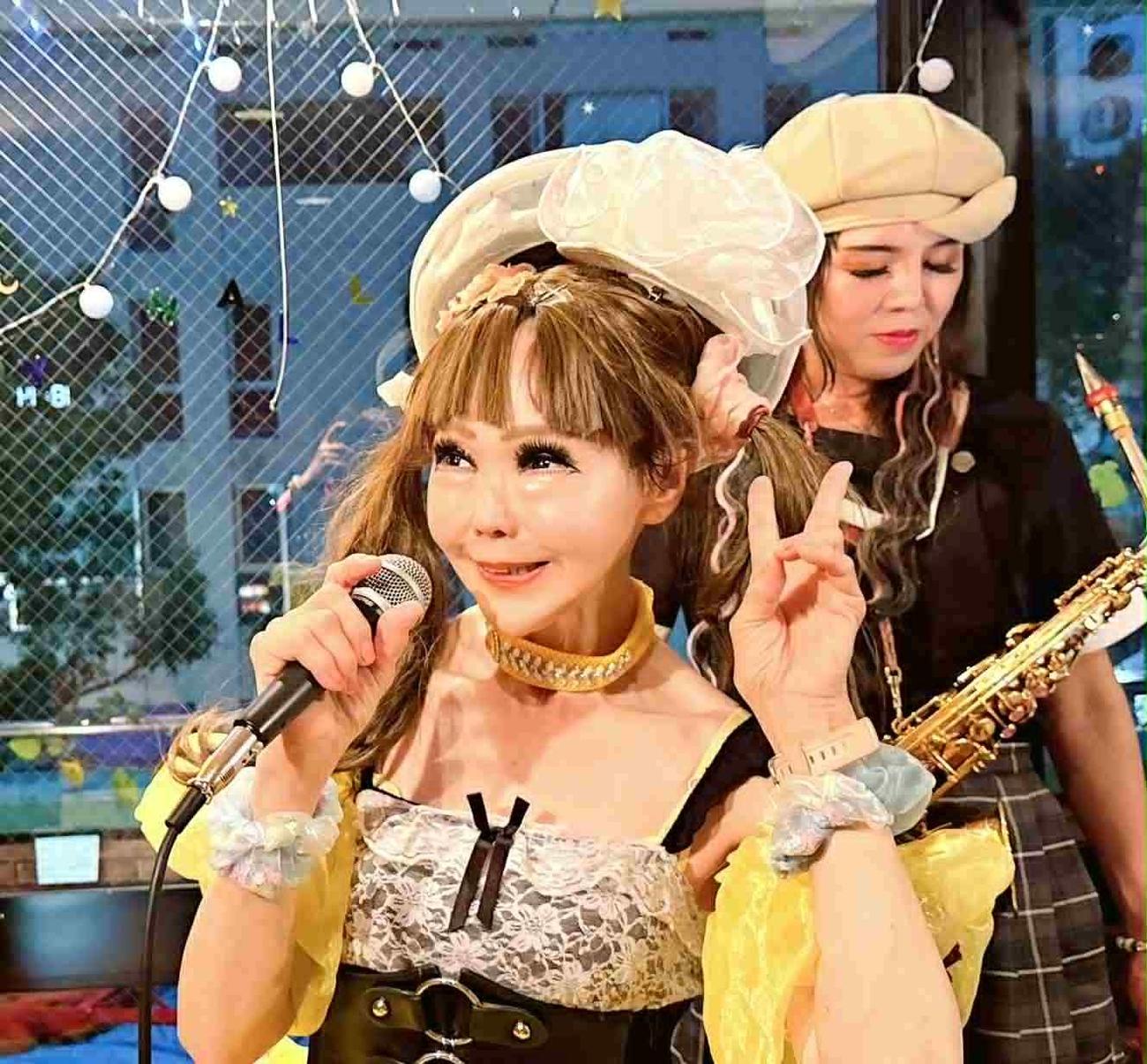 「よさこい☆ひとみん」で熱唱する恵中瞳