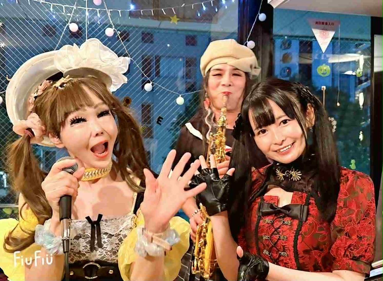 「よさこい☆ひとみん」で熱唱する恵中瞳