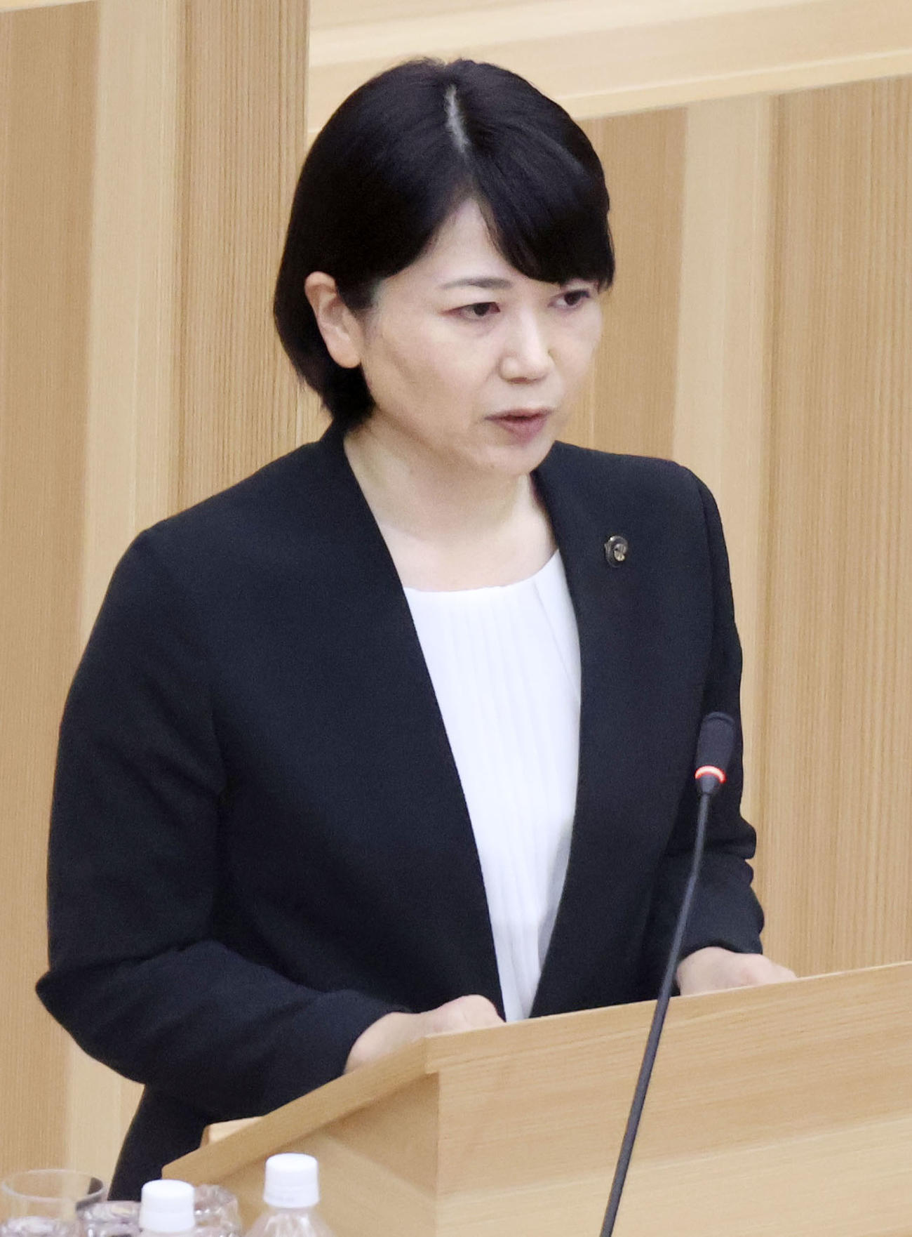 26日、前橋市議会の本会議で発言する小川晶市長