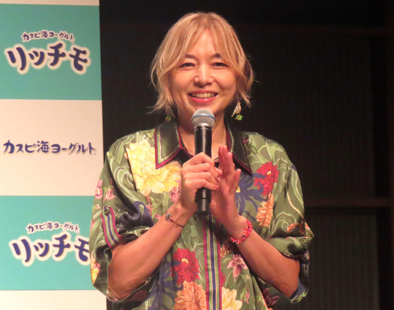 「リッチモ」新商品発表会に登壇した山口智子