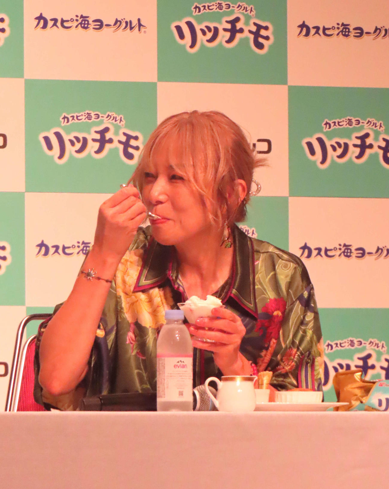 「リッチモ」新商品発表会に登壇した山口智子