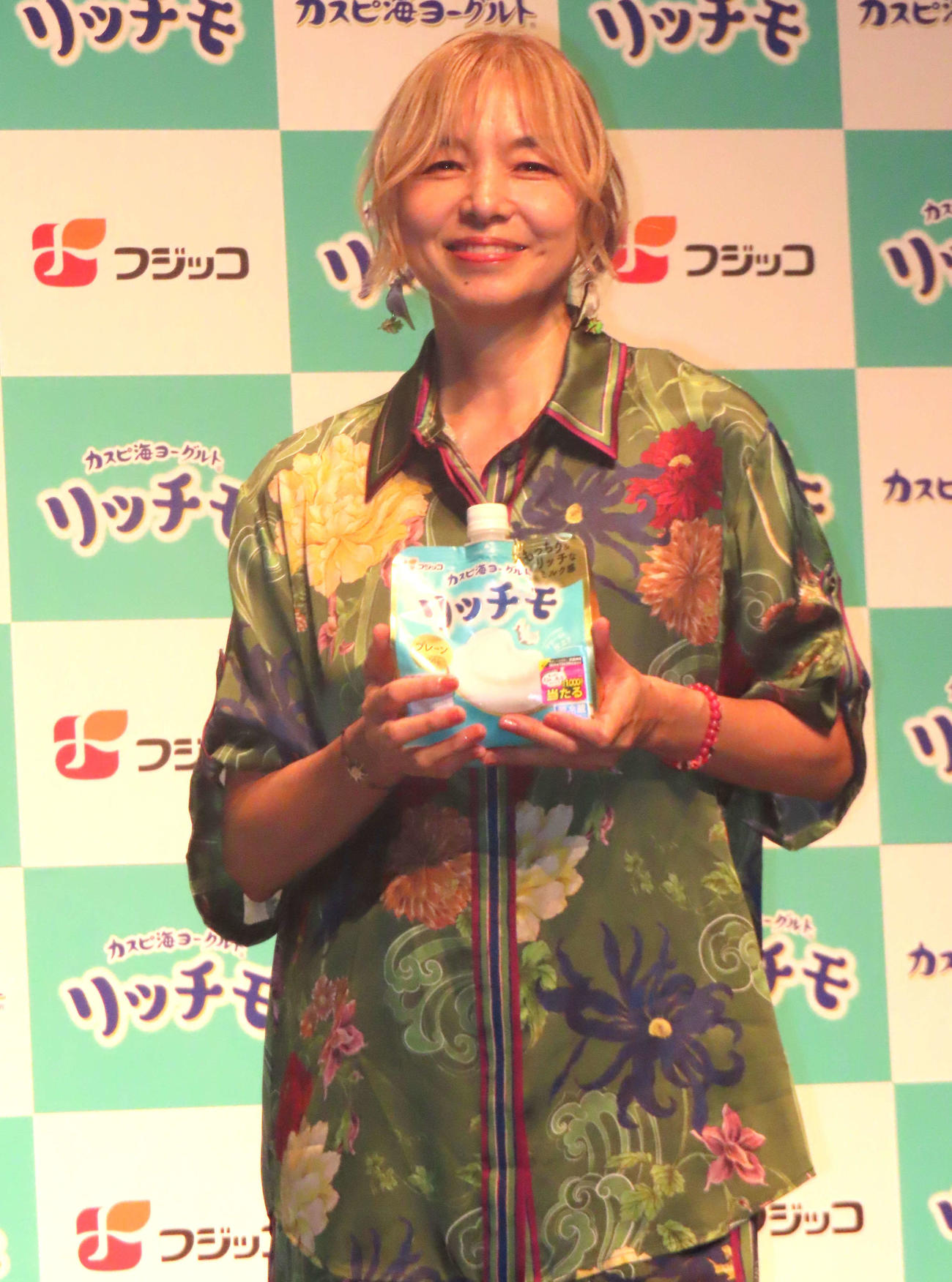 「リッチモ」新商品発表会に登壇した山口智子