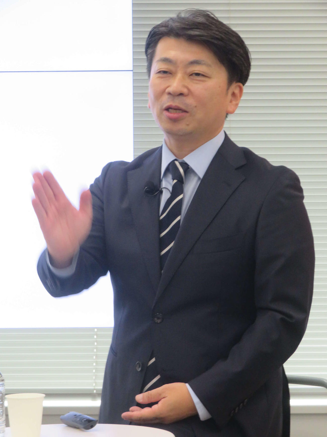 「アキュビュー乱視用」記者発表会に出席した半田知也教授