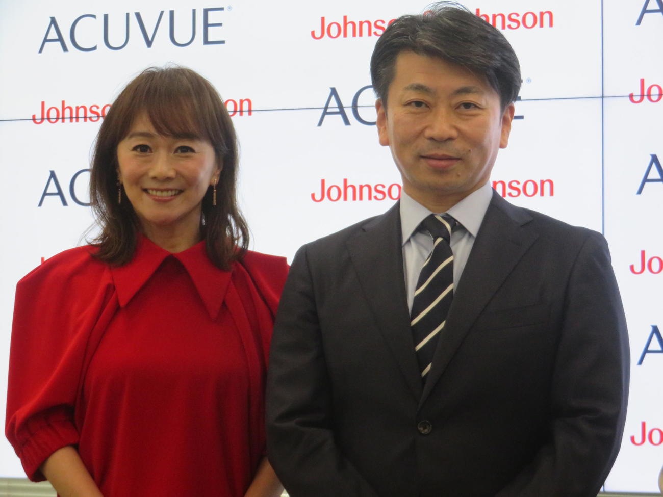 「アキュビュー乱視用」記者発表会に出席した木佐彩子（左）と半田知也教授