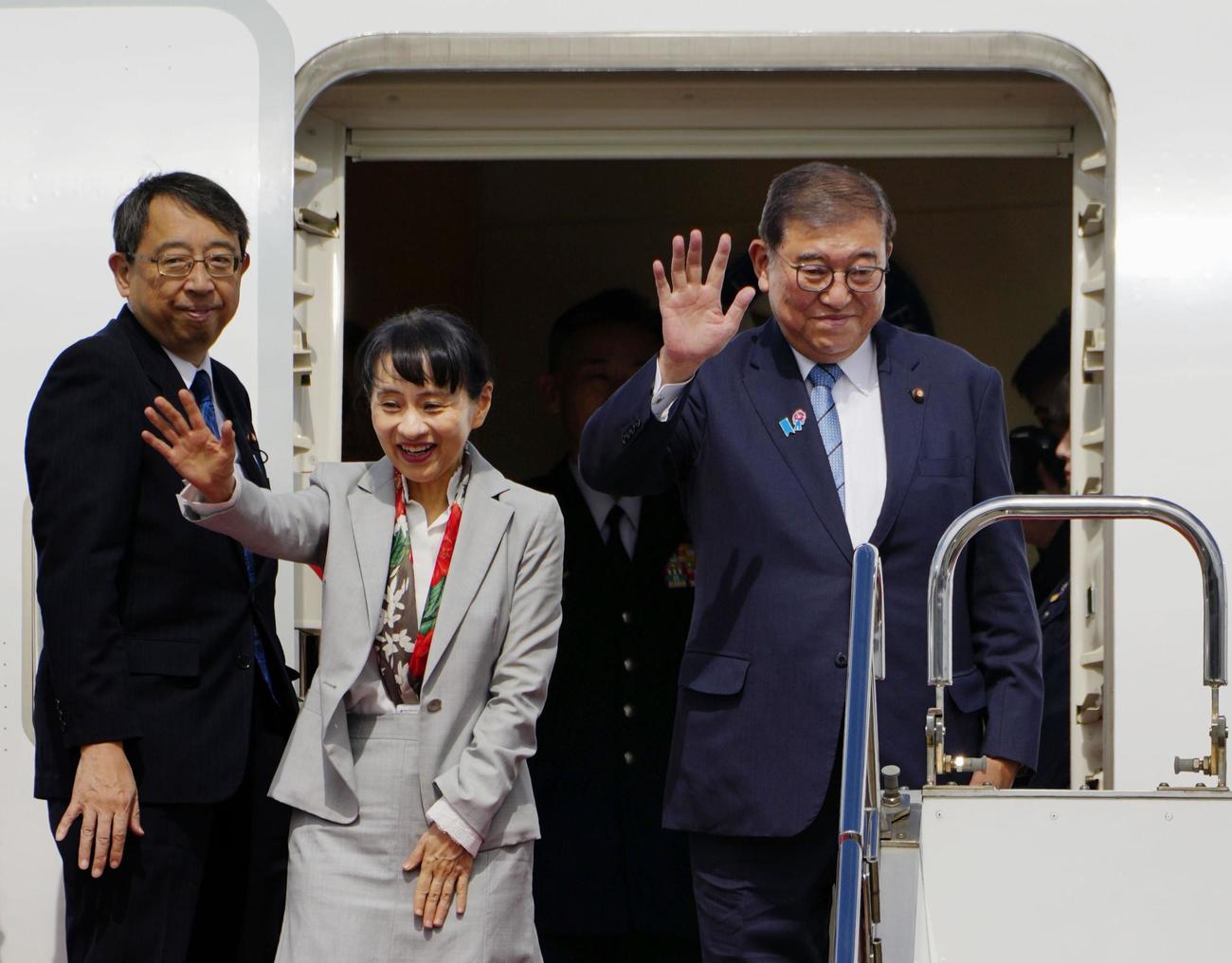 韓国に向け出発する石破首相と妻の佳子さん（共同）