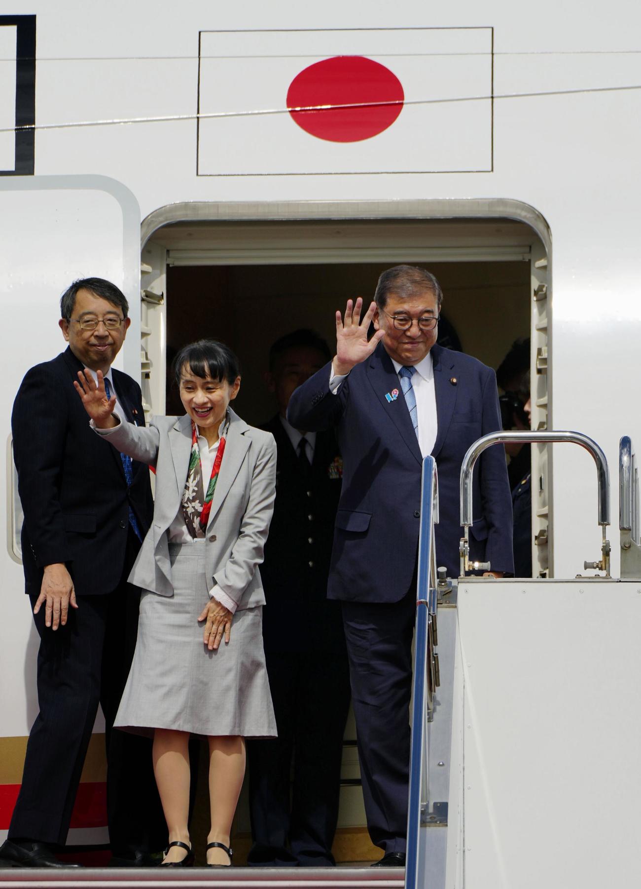 韓国に向け出発する石破首相と妻の佳子さん（共同）