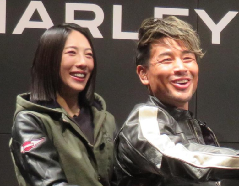 魔裟斗、矢沢心（左）（2024年3月撮影）