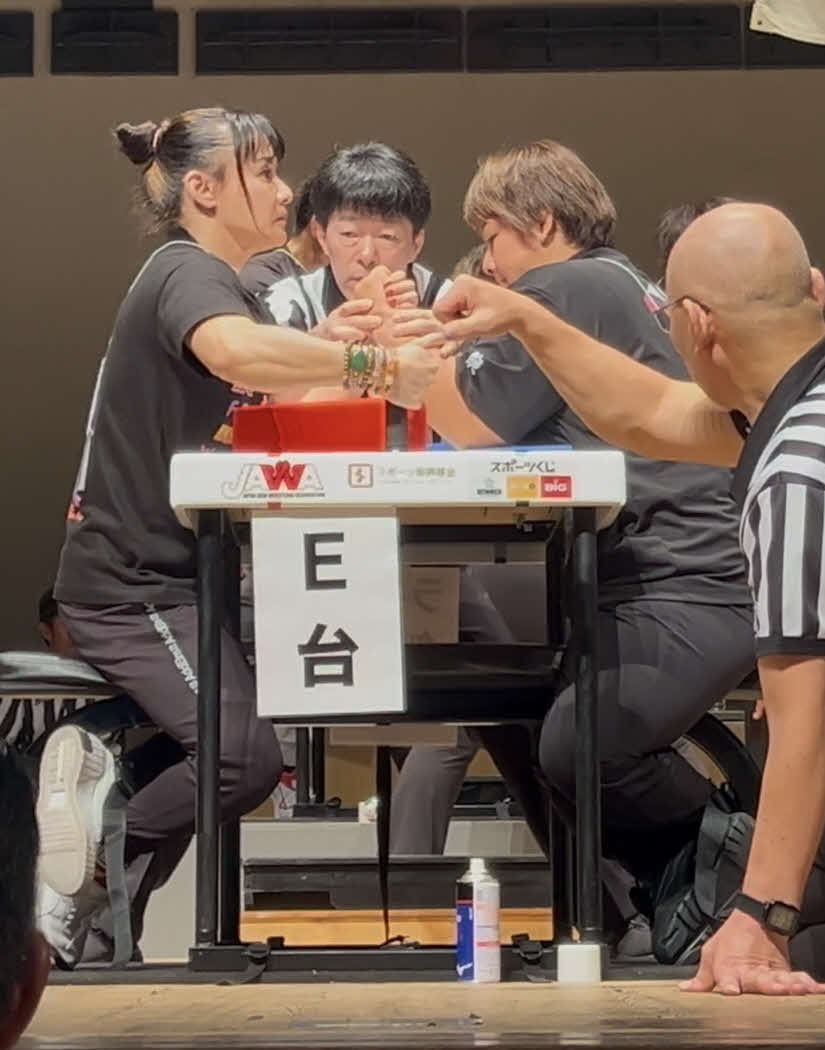 「第42回JAWA全日本アームレスリング選手権大会」で戦う山田よう子（左端）